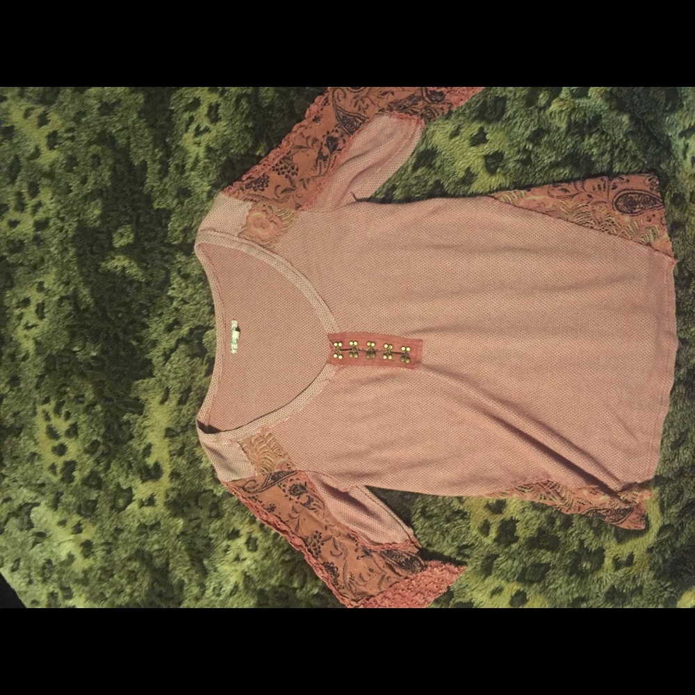 Gimmicks 3/4 L sleeve shirt.
